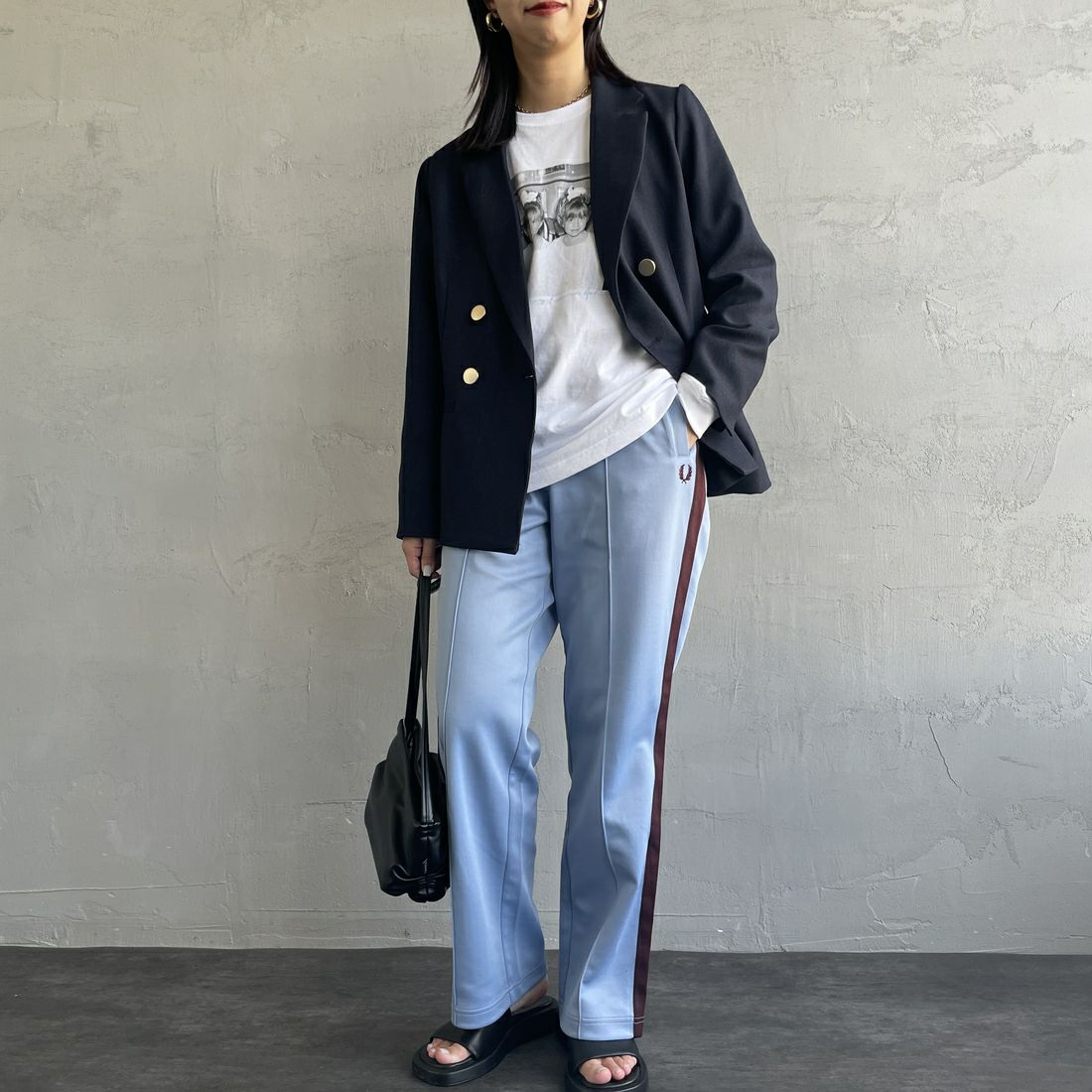FRED PERRY [フレッドペリー] 別注 配色ライントラックパンツ [FPM-24A-026-JF] SKY/OXBLOO &&モデル身長：163cm 着用サイズ：S&&