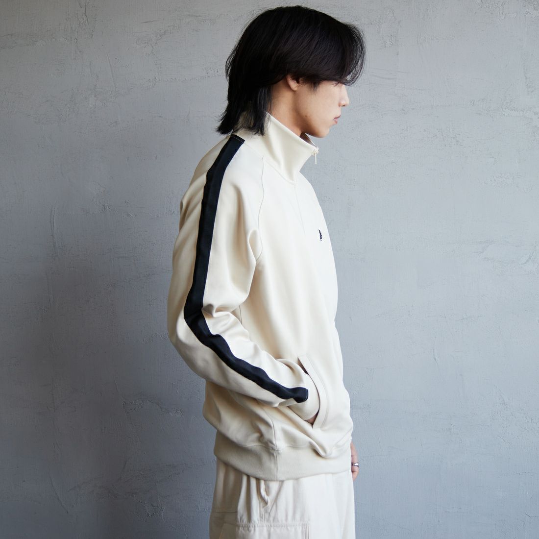 FRED PERRY [フレッドペリー] 別注 配色ライントラックジャケット [FPM-24A-025-JF] OAT/BLK &&モデル身長：179cm 着用サイズ：L&&