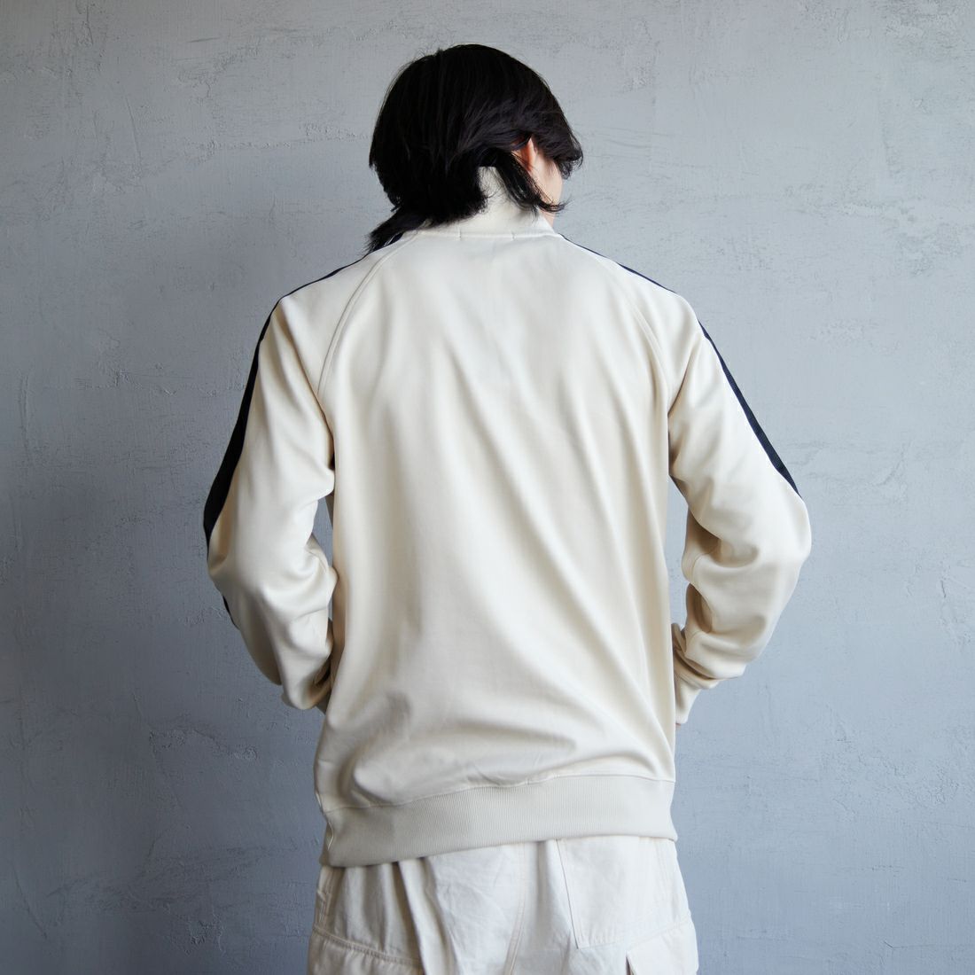 FRED PERRY [フレッドペリー] 別注 配色ライントラックジャケット [FPM-24A-025-JF] OAT/BLK &&モデル身長：179cm 着用サイズ：L&&
