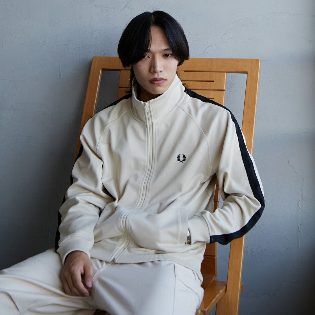 FRED PERRY [フレッドペリー] 別注 配色ライントラックジャケット [FPM-24A-025-JF] OAT/BLK &&モデル身長：179cm 着用サイズ：L&&