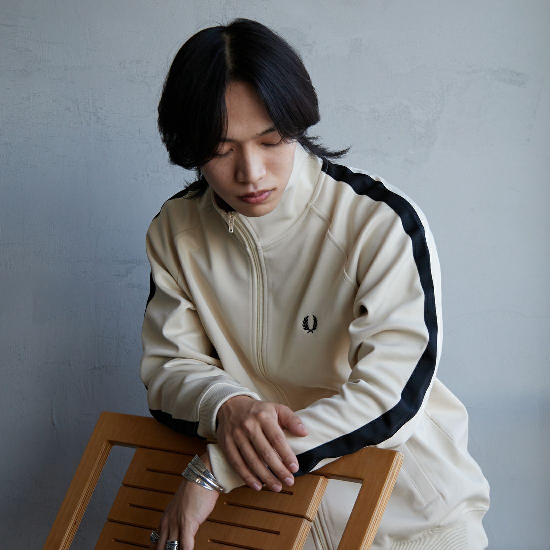 FRED PERRY [フレッドペリー] 別注 配色ライントラックジャケット [FPM-24A-025-JF] OAT/BLK &&モデル身長：179cm 着用サイズ：L&&