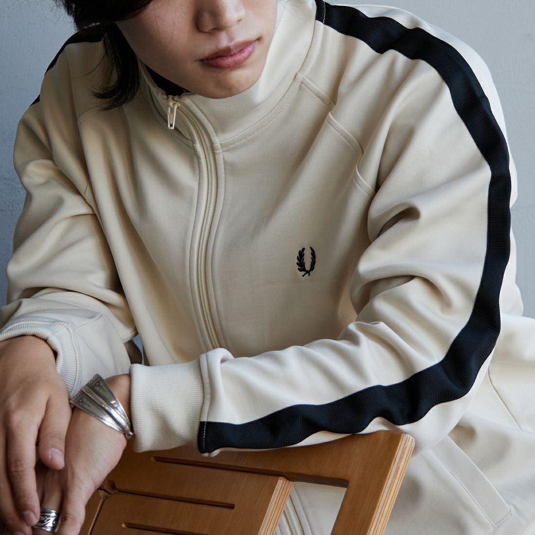 FRED PERRY [フレッドペリー] 別注 配色ライントラックジャケット [FPM-24A-025-JF] OAT/BLK &&モデル身長：179cm 着用サイズ：L&&