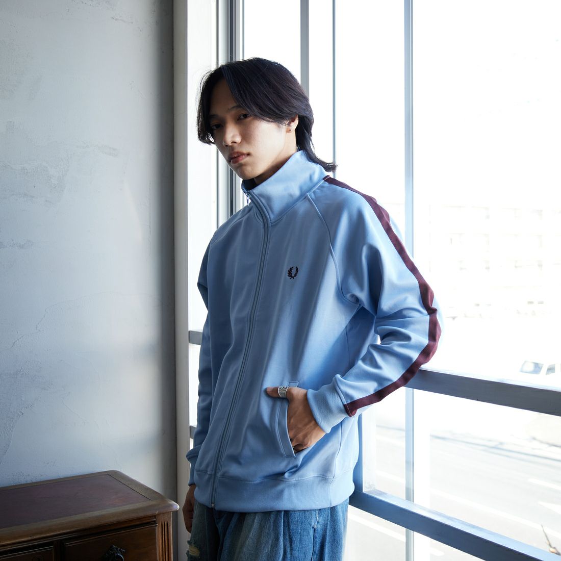 FRED PERRY [フレッドペリー] 別注 配色ライントラックジャケット [FPM-24A-025-JF] SKY/OXBLOO &&モデル身長：179cm 着用サイズ：L&&