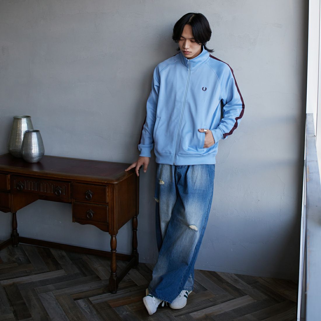 FRED PERRY [フレッドペリー] 別注 配色ライントラックジャケット [FPM-24A-025-JF] SKY/OXBLOO &&モデル身長：179cm 着用サイズ：L&&