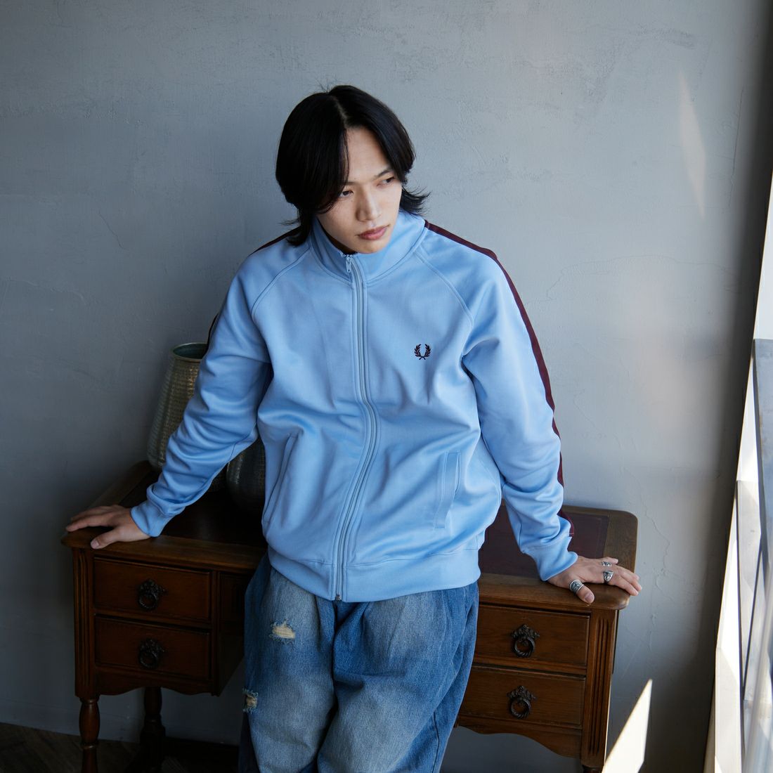 FRED PERRY [フレッドペリー] 別注 配色ライントラックジャケット [FPM-24A-025-JF] SKY/OXBLOO &&モデル身長：179cm 着用サイズ：L&&