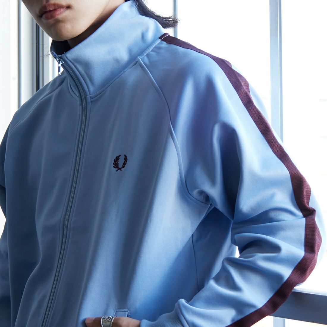 FRED PERRY [フレッドペリー] 別注 配色ライントラックジャケット [FPM-24A-025-JF] SKY/OXBLOO &&モデル身長：179cm 着用サイズ：L&&