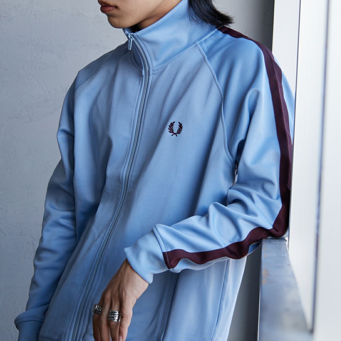 FRED PERRY [フレッドペリー] 別注 配色ライントラックジャケット [FPM-24A-025-JF] SKY/OXBLOO &&モデル身長：179cm 着用サイズ：L&&