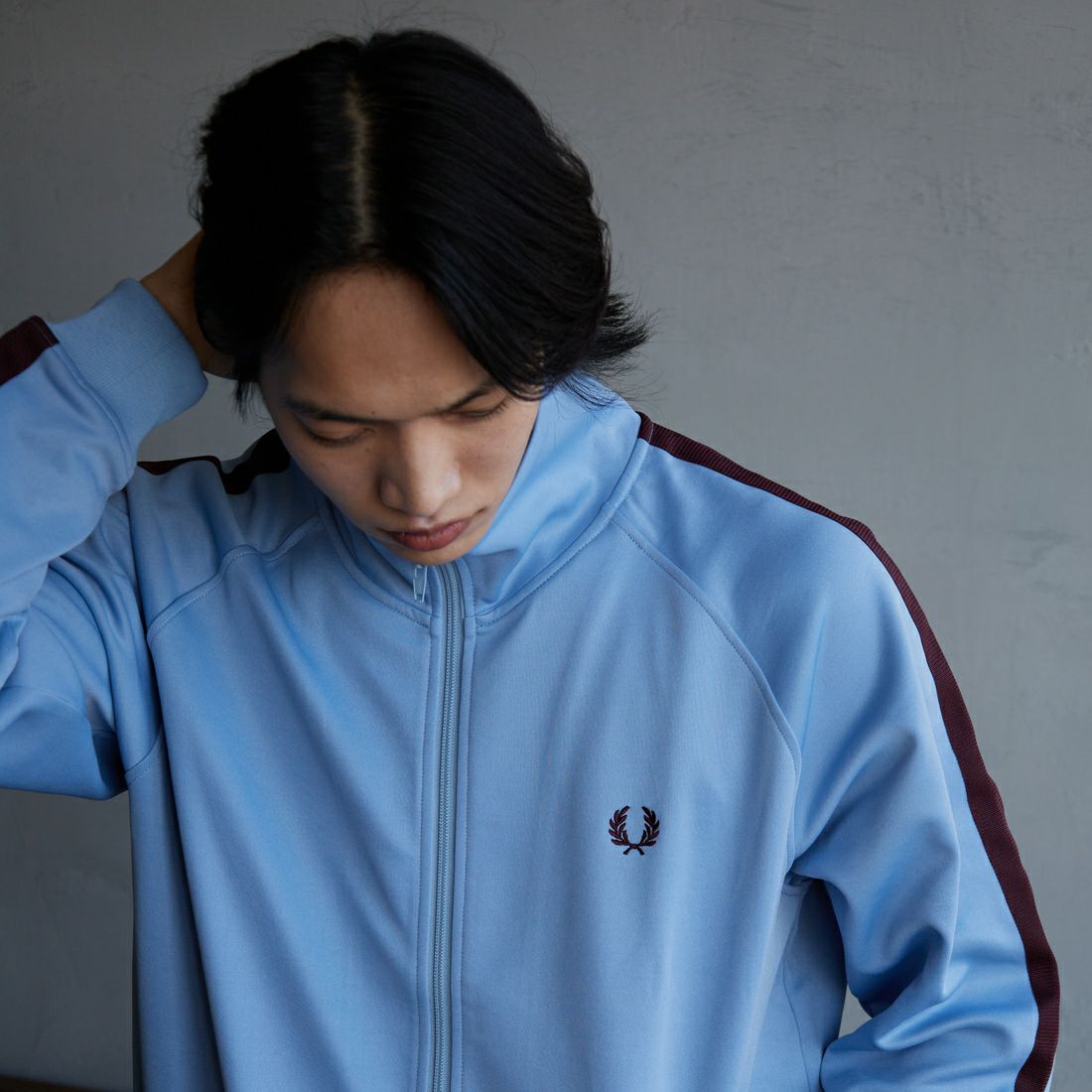 FRED PERRY [フレッドペリー] 別注 配色ライントラックジャケット [FPM-24A-025-JF] SKY/OXBLOO &&モデル身長：179cm 着用サイズ：L&&