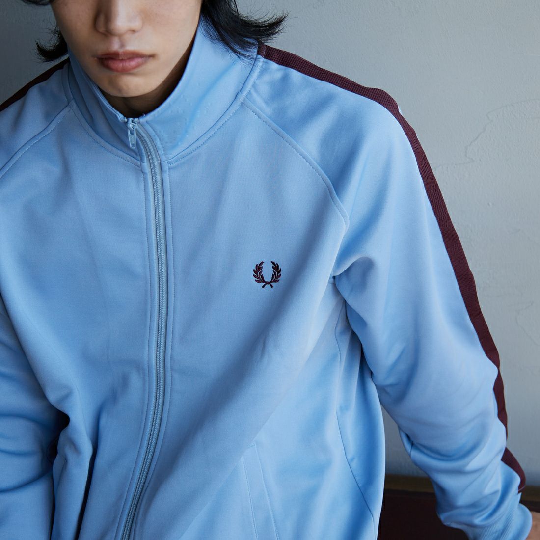 FRED PERRY [フレッドペリー] 別注 配色ライントラックジャケット [FPM-24A-025-JF] SKY/OXBLOO &&モデル身長：179cm 着用サイズ：L&&