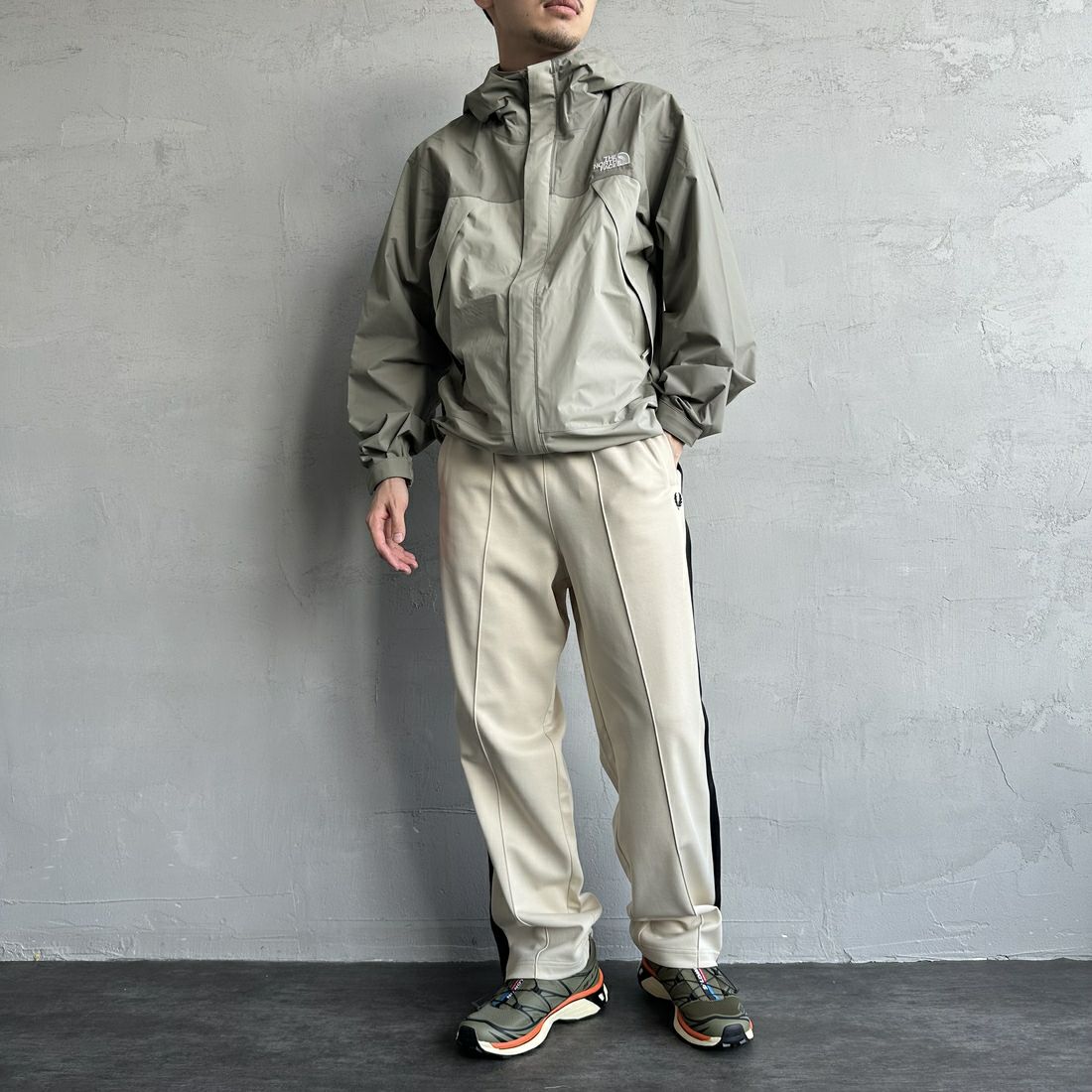 FRED PERRY [フレッドペリー] 別注 配色ライントラックパンツ [FPM-24A-026-JF] OAT/BLK &&モデル身長：168cm 着用サイズ：L&&