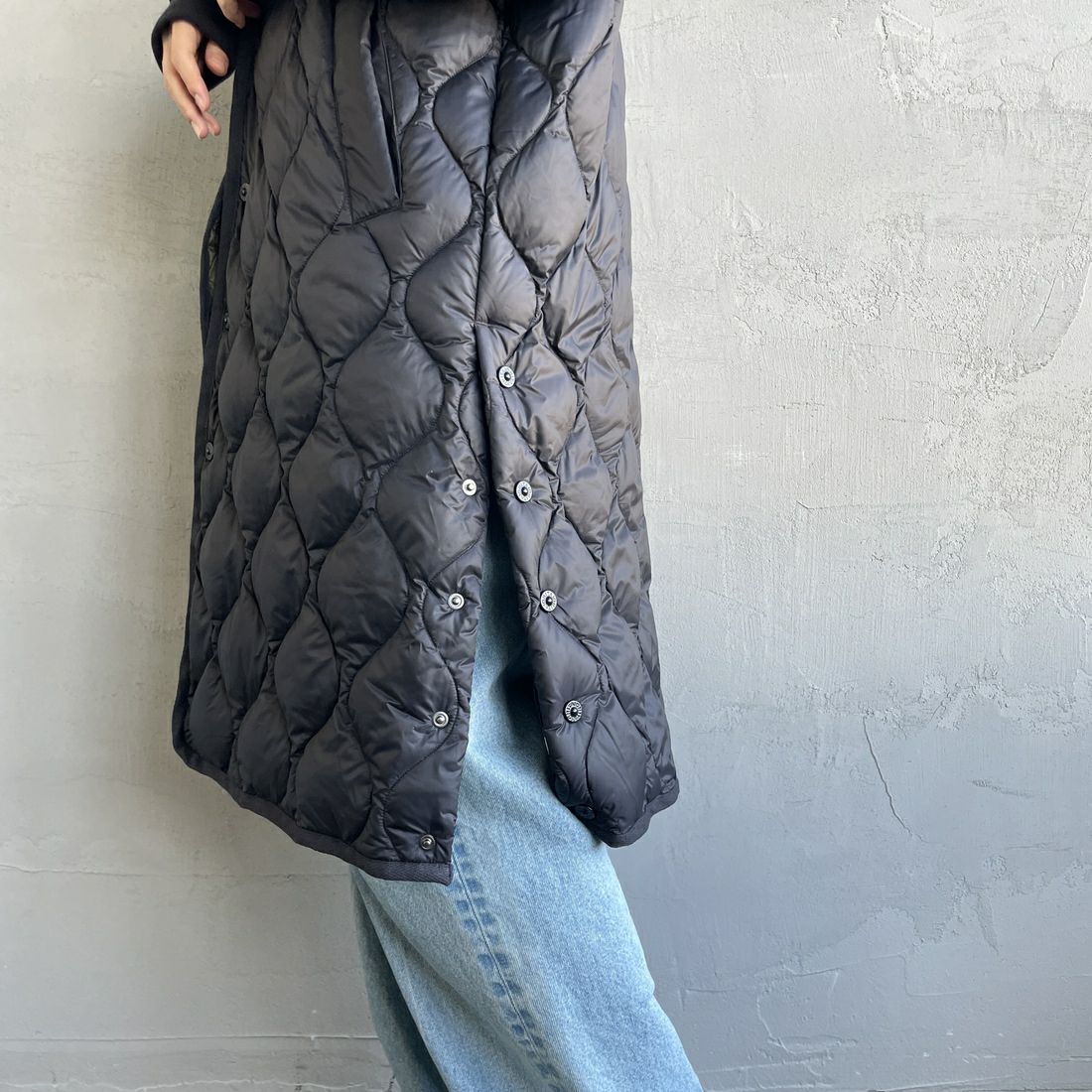 TAION [タイオン] MILITARY ソフトシェル オーバーサイズダウンコート [TAION-W104LSBPML-1-L] BLACK &&モデル身長：160cm 着用サイズ：M&&