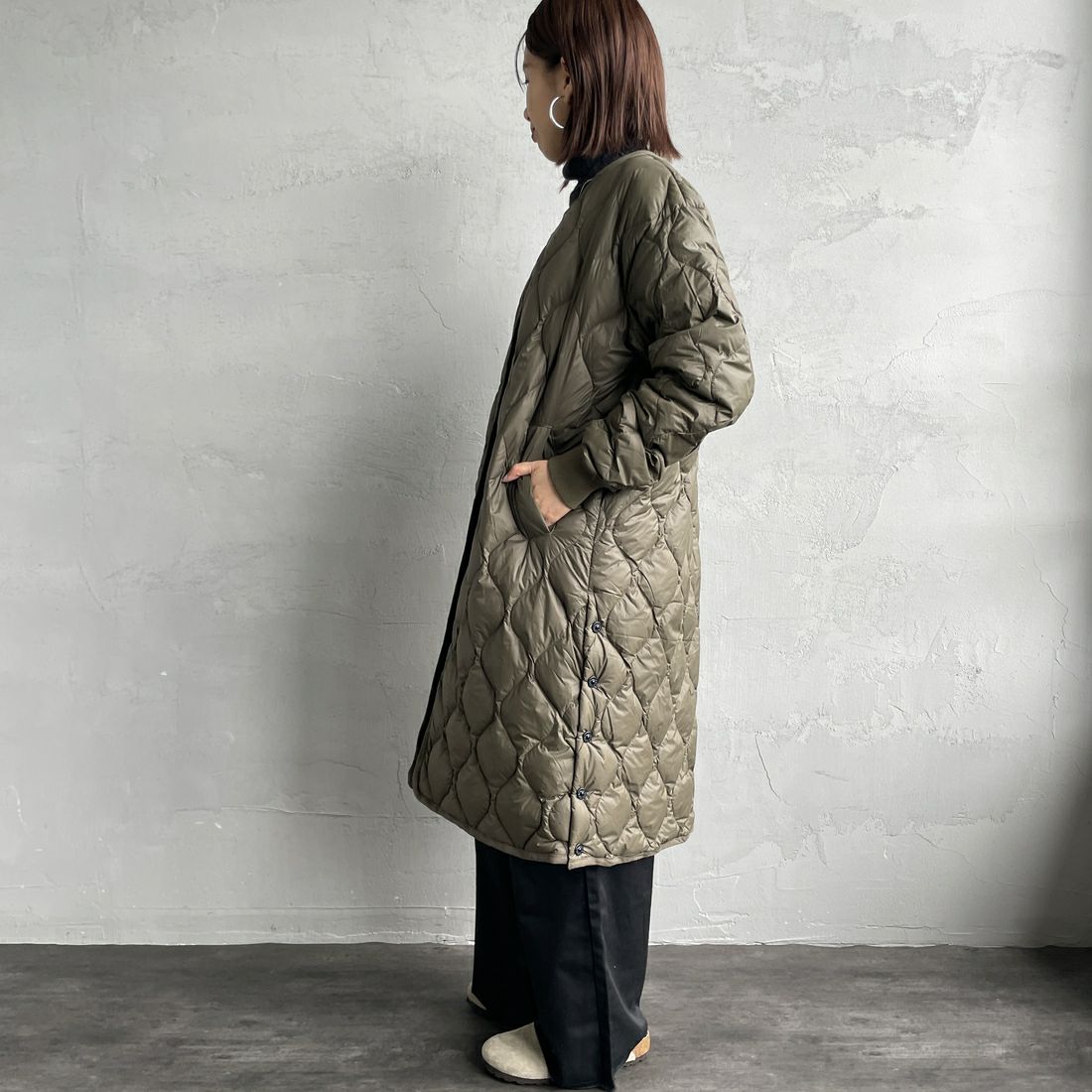 TAION [タイオン] MILITARY ソフトシェル オーバーサイズダウンコート [TAION-W104LSBPML-1-L] D.OLIVE &&モデル身長：159cm 着用サイズ：L&&