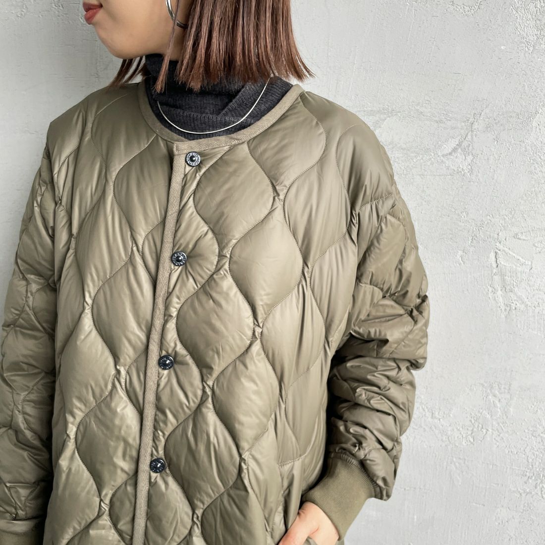 TAION [タイオン] MILITARY ソフトシェル オーバーサイズダウンコート [TAION-W104LSBPML-1-L] D.OLIVE &&モデル身長：159cm 着用サイズ：L&&