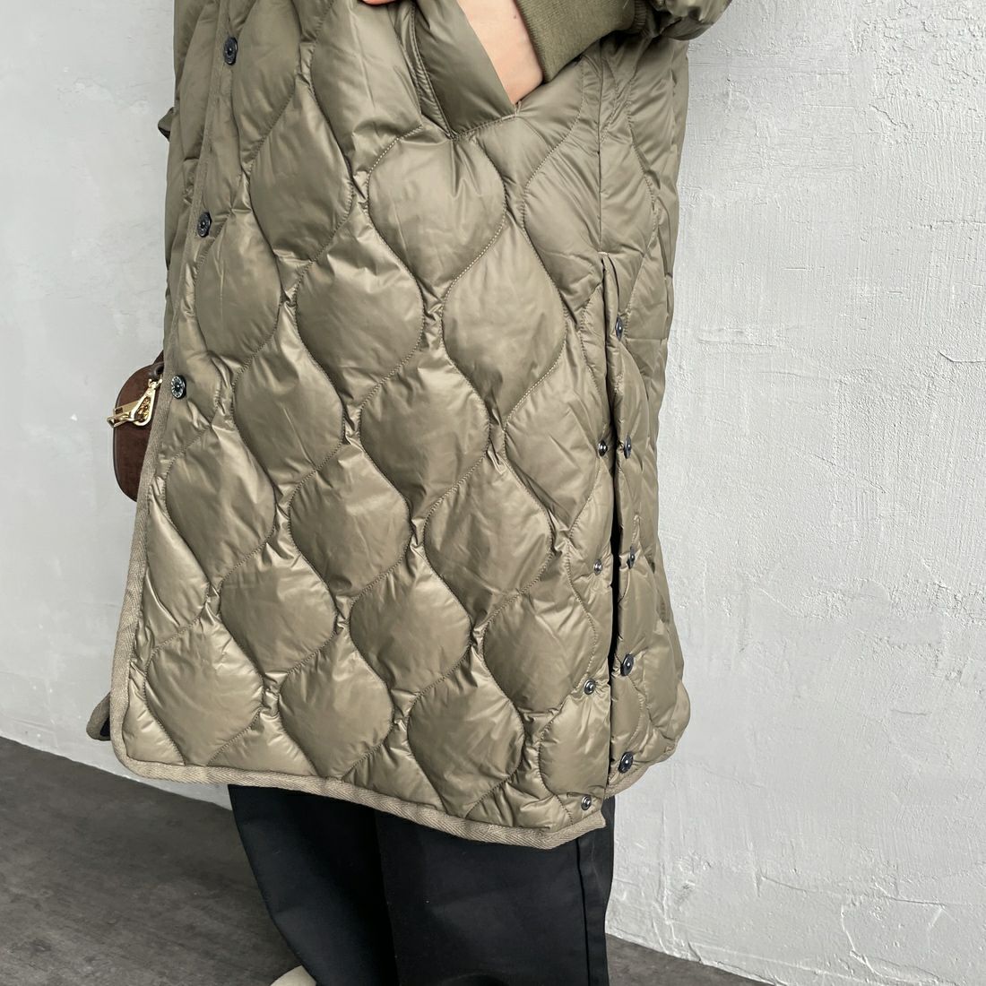 TAION [タイオン] MILITARY ソフトシェル オーバーサイズダウンコート [TAION-W104LSBPML-1-L] D.OLIVE &&モデル身長：159cm 着用サイズ：L&&