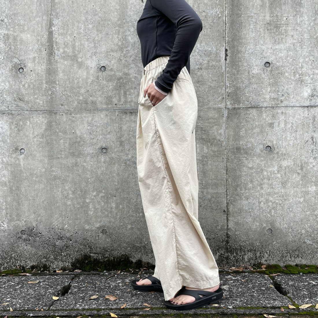 Jeans Factory Clothes [ジーンズファクトリークローズ] ドローコードナイロンワイドパンツ [IN12-PT-5] ﾍﾞｰｼﾞｭ &&モデル身長：159cm 着用サイズ：F&&