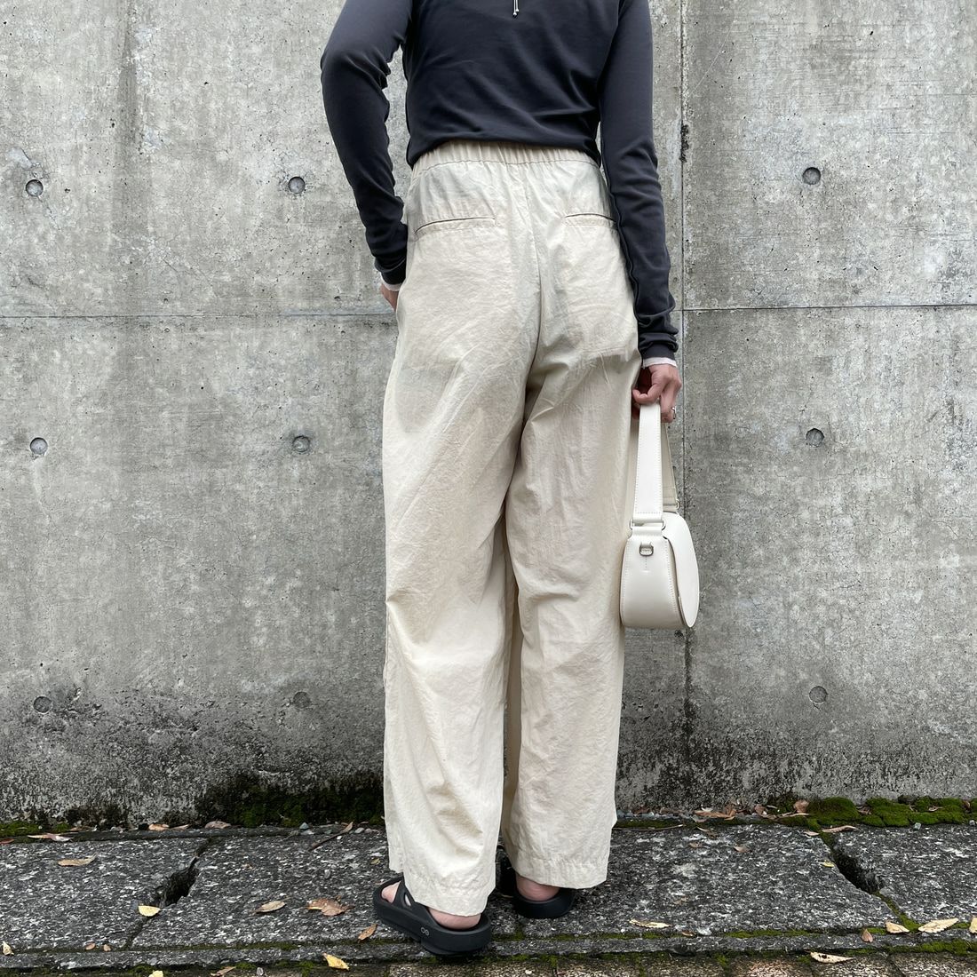 Jeans Factory Clothes [ジーンズファクトリークローズ] ドローコードナイロンワイドパンツ [IN12-PT-5] ﾍﾞｰｼﾞｭ &&モデル身長：159cm 着用サイズ：F&&