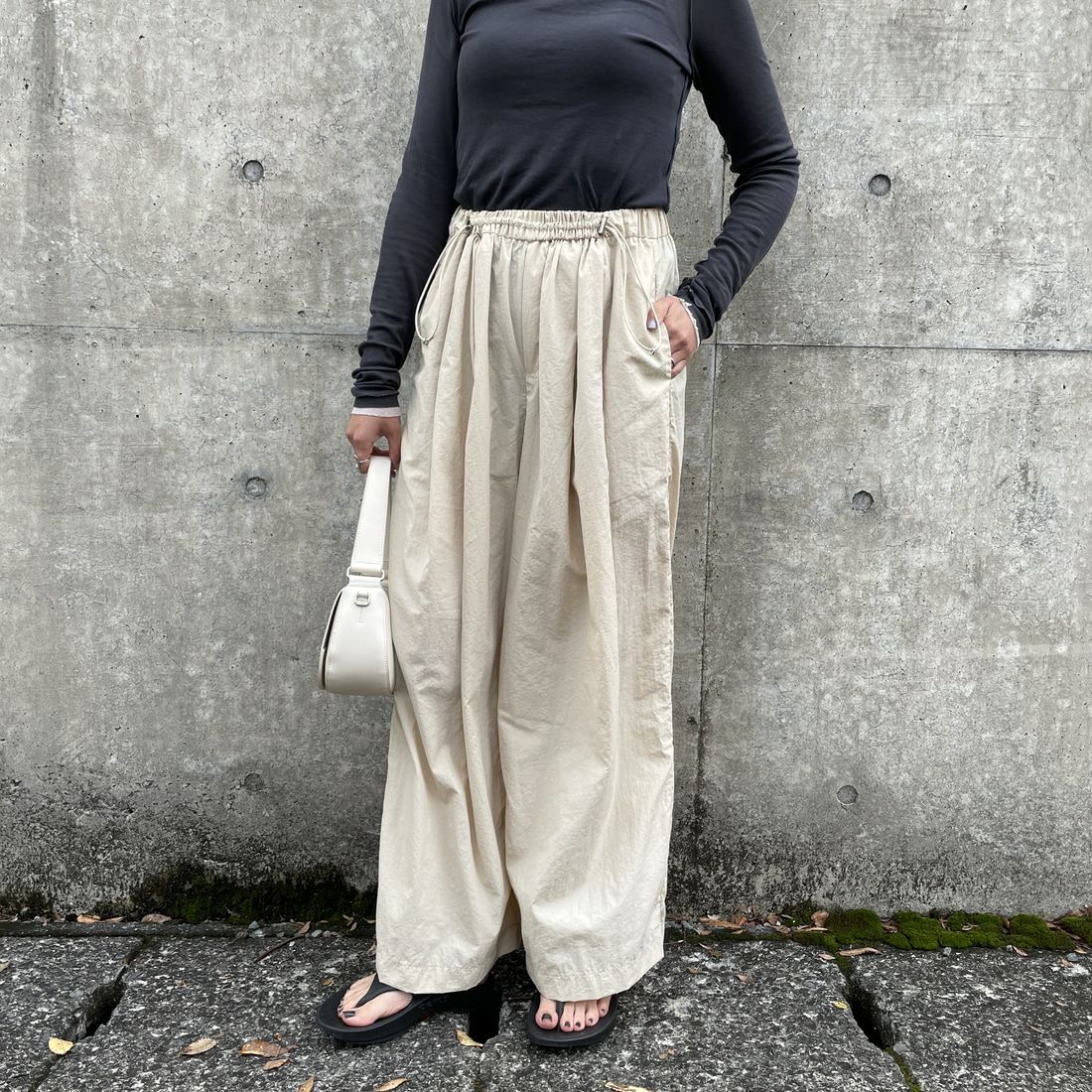 Jeans Factory Clothes [ジーンズファクトリークローズ] ドローコードナイロンワイドパンツ [IN12-PT-5] ﾍﾞｰｼﾞｭ &&モデル身長：159cm 着用サイズ：F&&