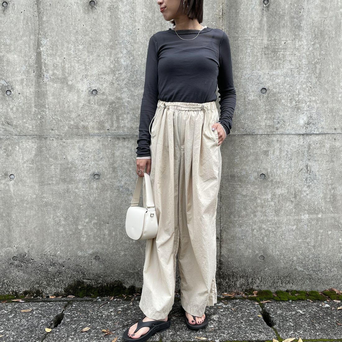 Jeans Factory Clothes [ジーンズファクトリークローズ] ドローコードナイロンワイドパンツ [IN12-PT-5] ﾍﾞｰｼﾞｭ &&モデル身長：159cm 着用サイズ：F&&