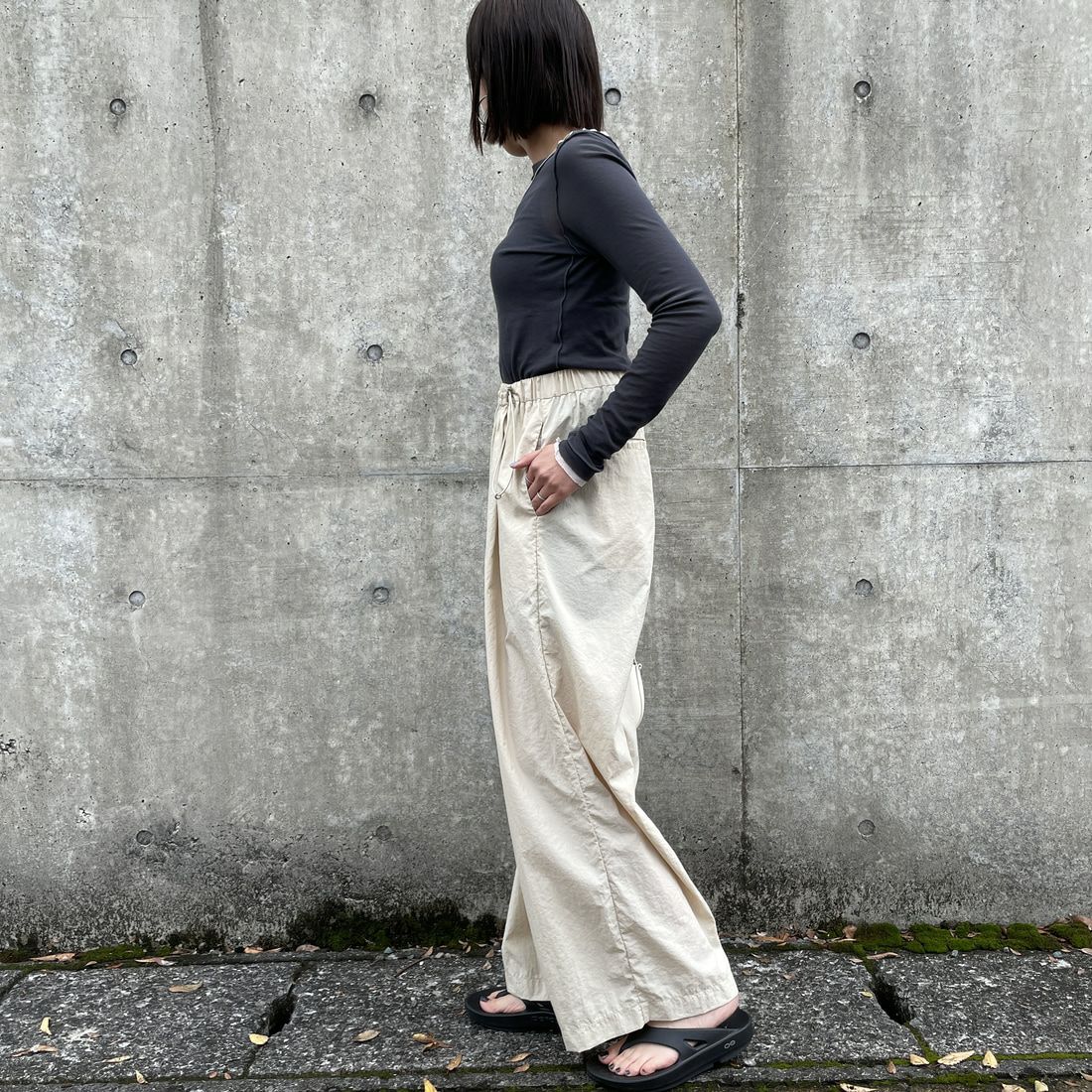 Jeans Factory Clothes [ジーンズファクトリークローズ] ドローコードナイロンワイドパンツ [IN12-PT-5] ﾍﾞｰｼﾞｭ &&モデル身長：159cm 着用サイズ：F&&