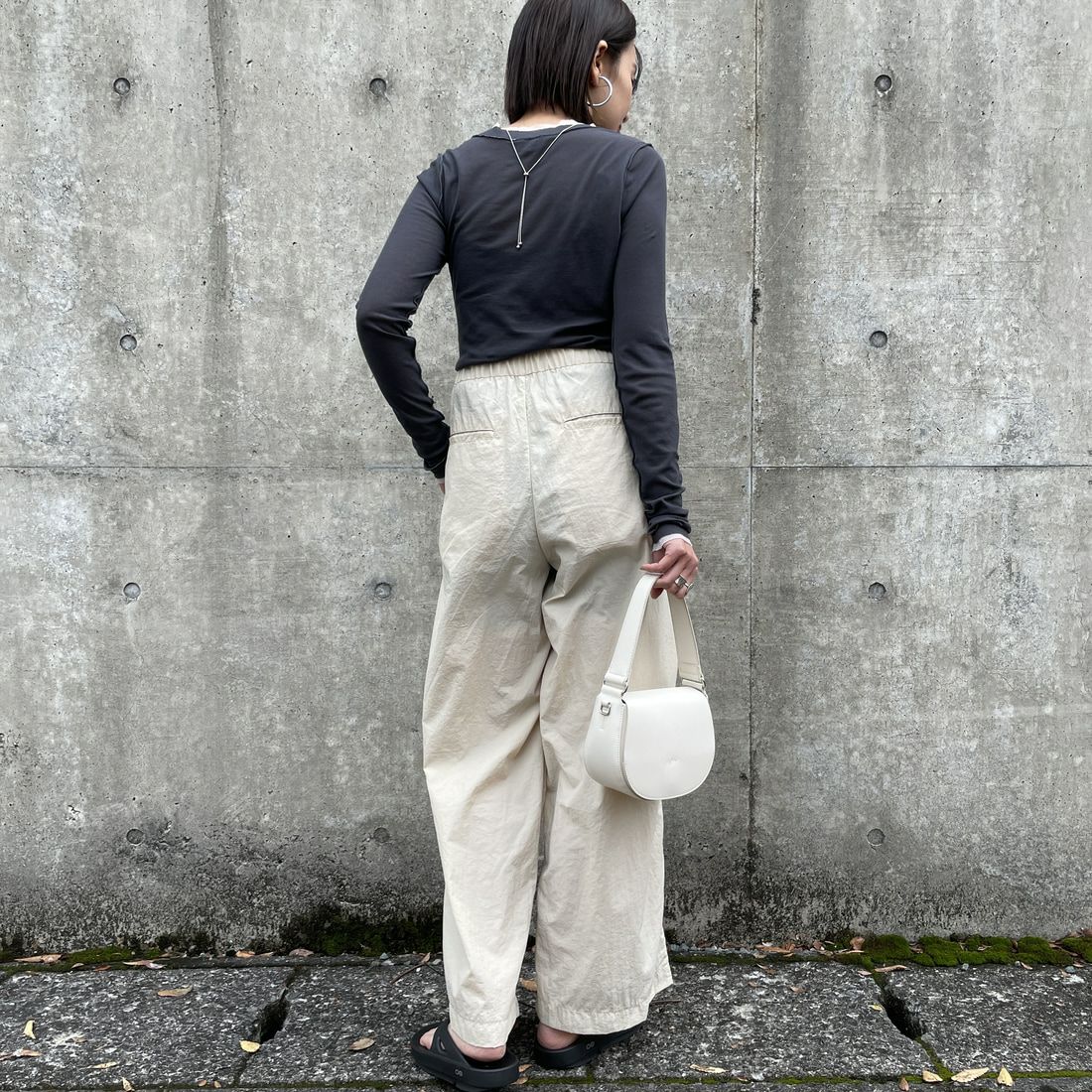 Jeans Factory Clothes [ジーンズファクトリークローズ] ドローコードナイロンワイドパンツ [IN12-PT-5] ﾍﾞｰｼﾞｭ &&モデル身長：159cm 着用サイズ：F&&