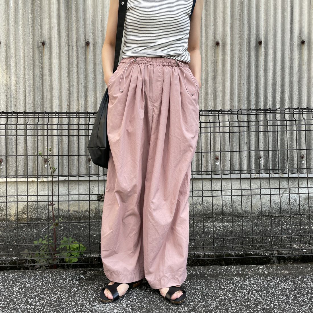 Jeans Factory Clothes [ジーンズファクトリークローズ] ドローコードナイロンワイドパンツ [IN12-PT-5] ﾋﾟﾝｸ &&モデル身長：160cm 着用サイズ：F&&
