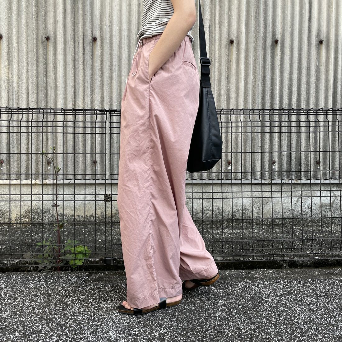 Jeans Factory Clothes [ジーンズファクトリークローズ] ドローコードナイロンワイドパンツ [IN12-PT-5] ﾋﾟﾝｸ &&モデル身長：160cm 着用サイズ：F&&