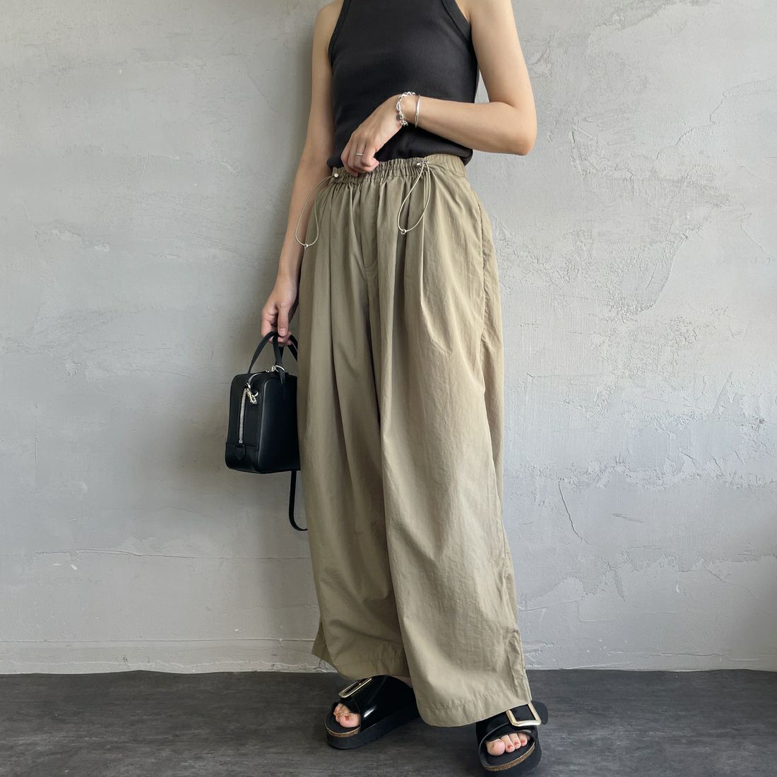 Jeans Factory Clothes [ジーンズファクトリークローズ] ドローコードナイロンワイドパンツ [IN12-PT-5] ｵﾘｰﾌﾞ &&モデル身長：160cm 着用サイズ：F&&