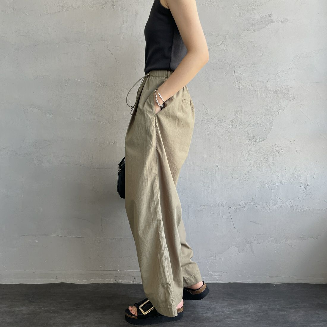 Jeans Factory Clothes [ジーンズファクトリークローズ] ドローコードナイロンワイドパンツ [IN12-PT-5] ｵﾘｰﾌﾞ &&モデル身長：160cm 着用サイズ：F&&