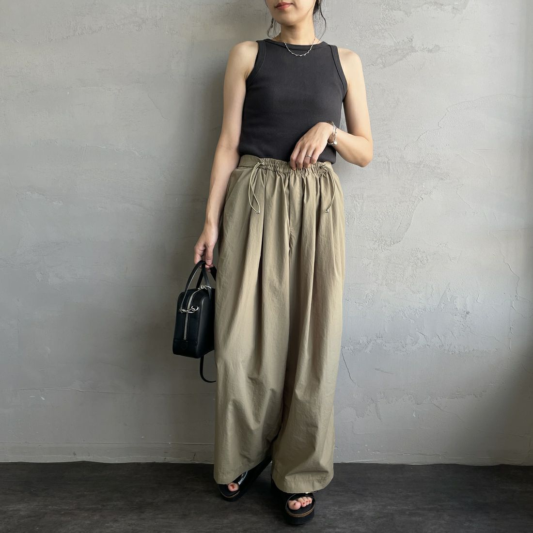 Jeans Factory Clothes [ジーンズファクトリークローズ] ドローコードナイロンワイドパンツ [IN12-PT-5] ｵﾘｰﾌﾞ &&モデル身長：160cm 着用サイズ：F&&