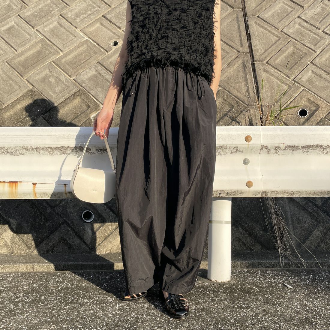 Jeans Factory Clothes [ジーンズファクトリークローズ] ドローコードナイロンワイドパンツ [IN12-PT-5] ﾌﾞﾗｯｸ &&モデル身長：160cm 着用サイズ：F&&
