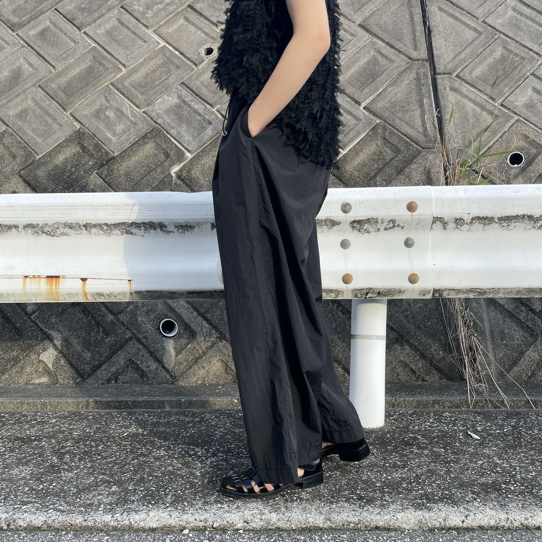 Jeans Factory Clothes [ジーンズファクトリークローズ] ドローコードナイロンワイドパンツ [IN12-PT-5] ﾌﾞﾗｯｸ &&モデル身長：160cm 着用サイズ：F&&
