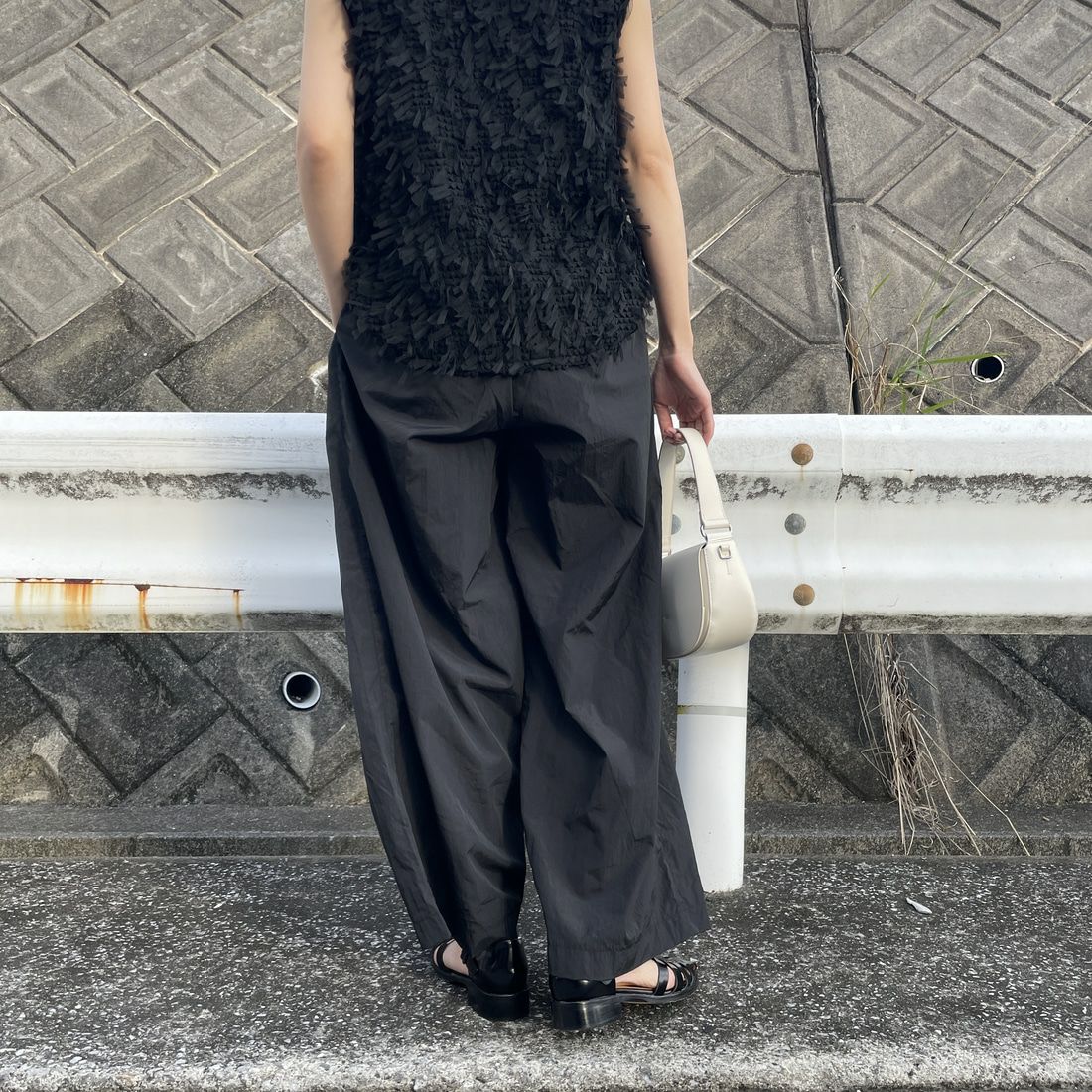 Jeans Factory Clothes [ジーンズファクトリークローズ] ドローコードナイロンワイドパンツ [IN12-PT-5] ﾌﾞﾗｯｸ &&モデル身長：160cm 着用サイズ：F&&