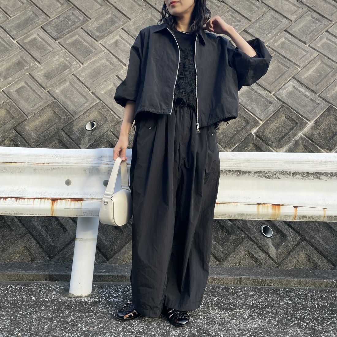 Jeans Factory Clothes [ジーンズファクトリークローズ] ドローコードナイロンワイドパンツ [IN12-PT-5] ﾌﾞﾗｯｸ &&モデル身長：160cm 着用サイズ：F&&