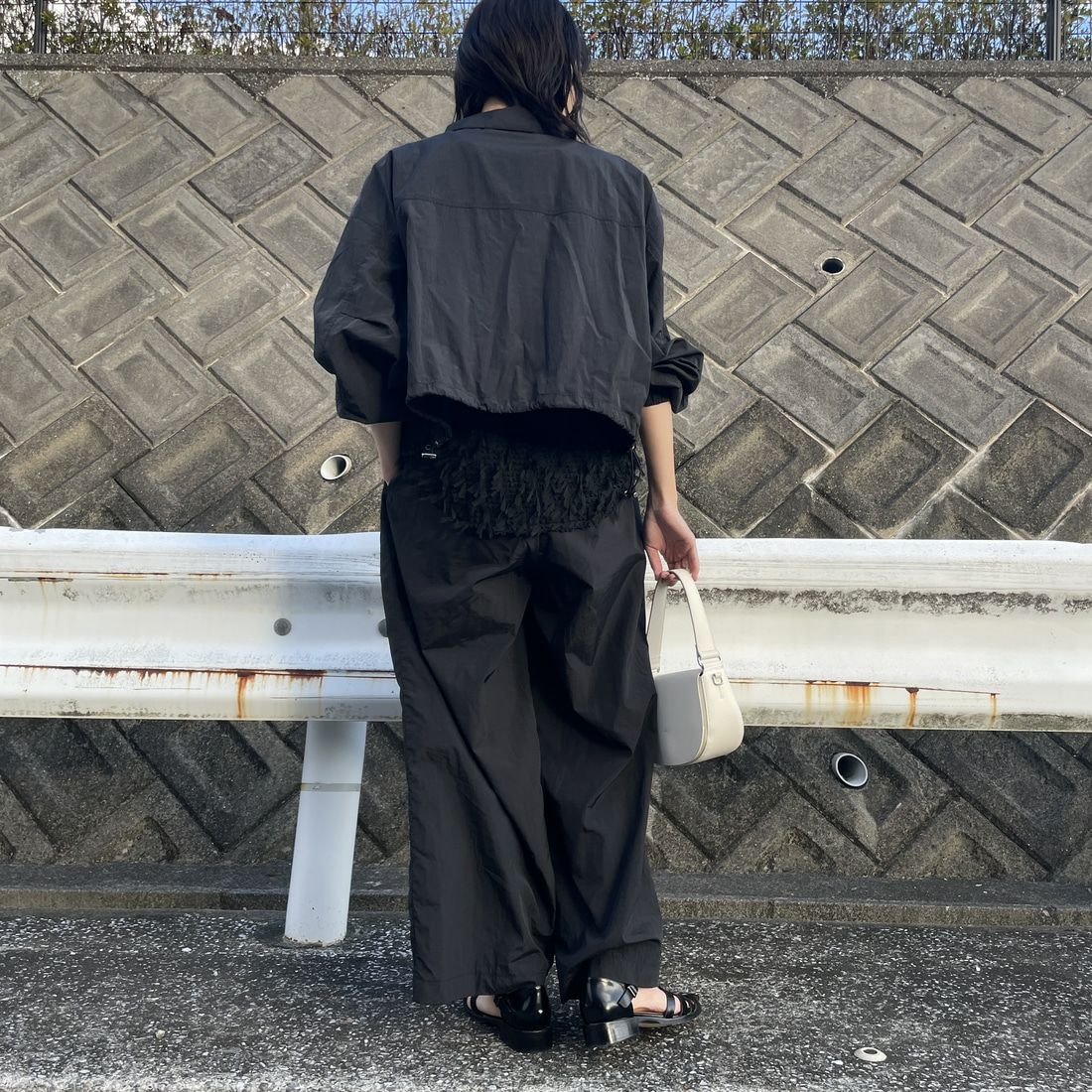 Jeans Factory Clothes [ジーンズファクトリークローズ] ドローコードナイロンワイドパンツ [IN12-PT-5] ﾌﾞﾗｯｸ &&モデル身長：160cm 着用サイズ：F&&