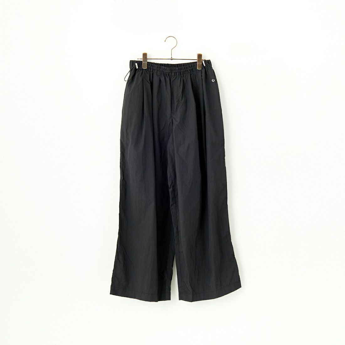 Jeans Factory Clothes [ジーンズファクトリークローズ] ドローコードナイロンワイドパンツ [IN12-PT-5] ﾌﾞﾗｯｸ &&モデル身長：160cm 着用サイズ：F&&