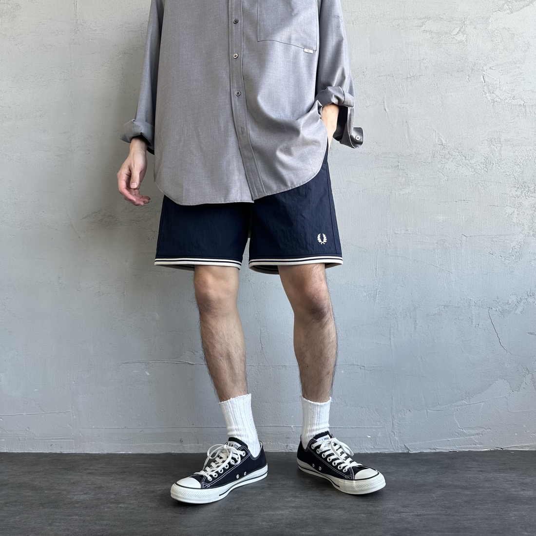 FRED PERRY [フレッドペリー] 別注 ワンポイントロゴ刺繍ショートパンツ [FPM-25S-001-JF] NVY/OAT &&モデル身長：168cm 着用サイズ：M&&