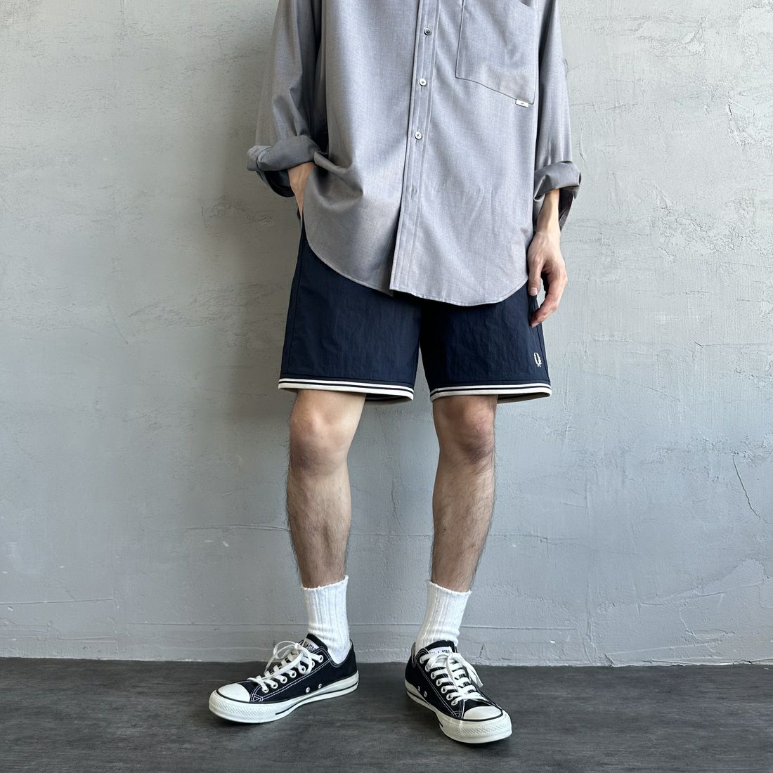 FRED PERRY [フレッドペリー] 別注 ワンポイントロゴ刺繍ショートパンツ [FPM-25S-001-JF] NVY/OAT &&モデル身長：168cm 着用サイズ：M&&