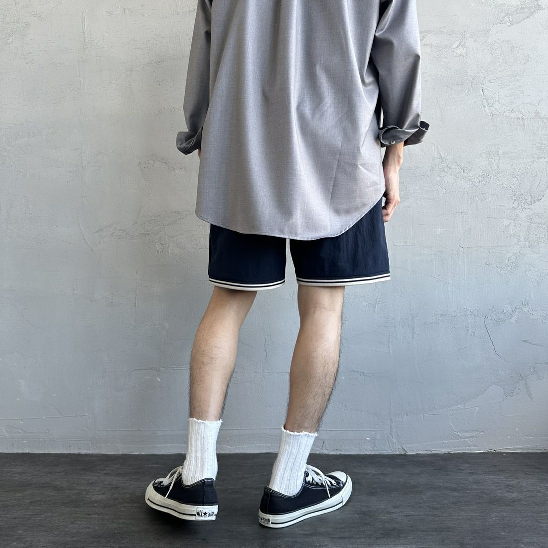 FRED PERRY [フレッドペリー] 別注 ワンポイントロゴ刺繍ショートパンツ [FPM-25S-001-JF] NVY/OAT &&モデル身長：168cm 着用サイズ：M&&