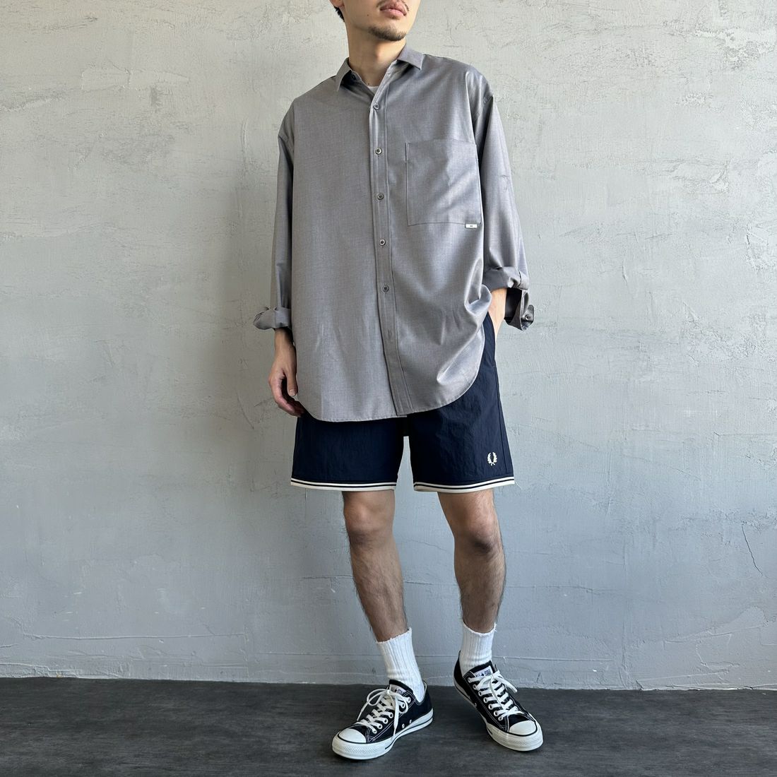 FRED PERRY [フレッドペリー] 別注 ワンポイントロゴ刺繍ショートパンツ [FPM-25S-001-JF] NVY/OAT &&モデル身長：168cm 着用サイズ：M&&