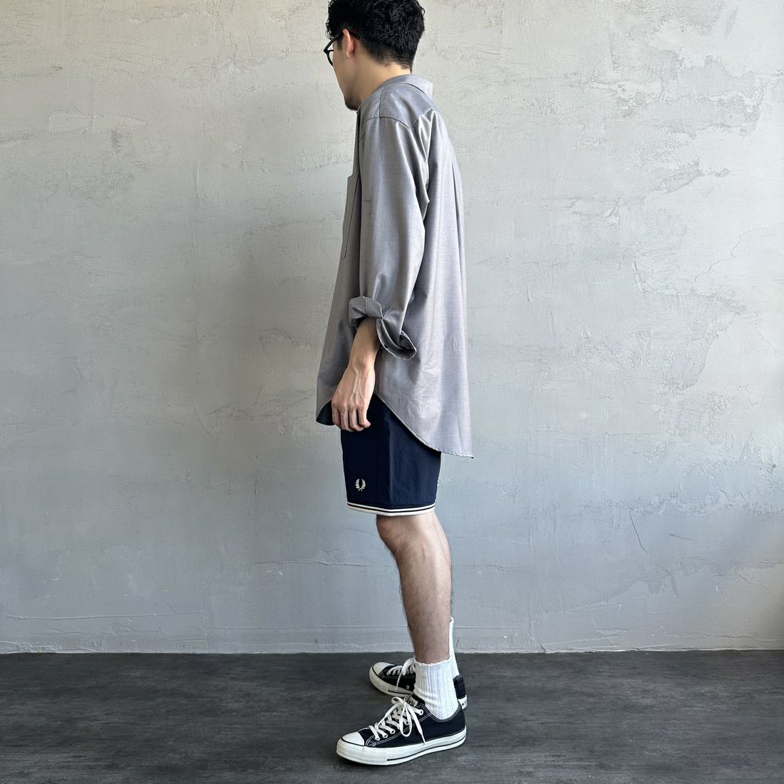 FRED PERRY [フレッドペリー] 別注 ワンポイントロゴ刺繍ショートパンツ [FPM-25S-001-JF] NVY/OAT &&モデル身長：168cm 着用サイズ：M&&