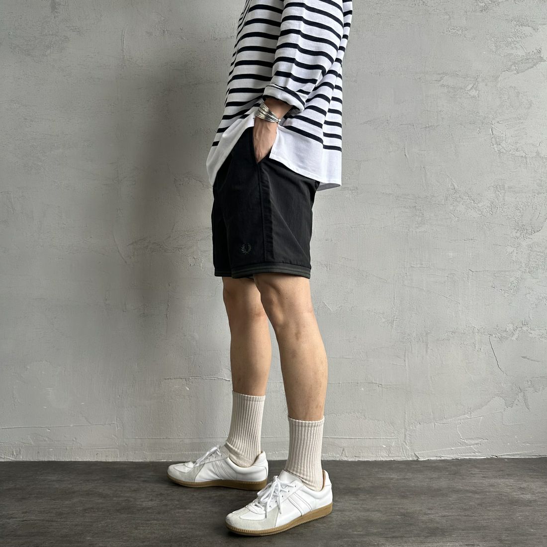 FRED PERRY [フレッドペリー] 別注 ワンポイントロゴ刺繍ショートパンツ [FPM-25S-001-JF] BLK/GRN &&モデル身長：179cm 着用サイズ：M&&