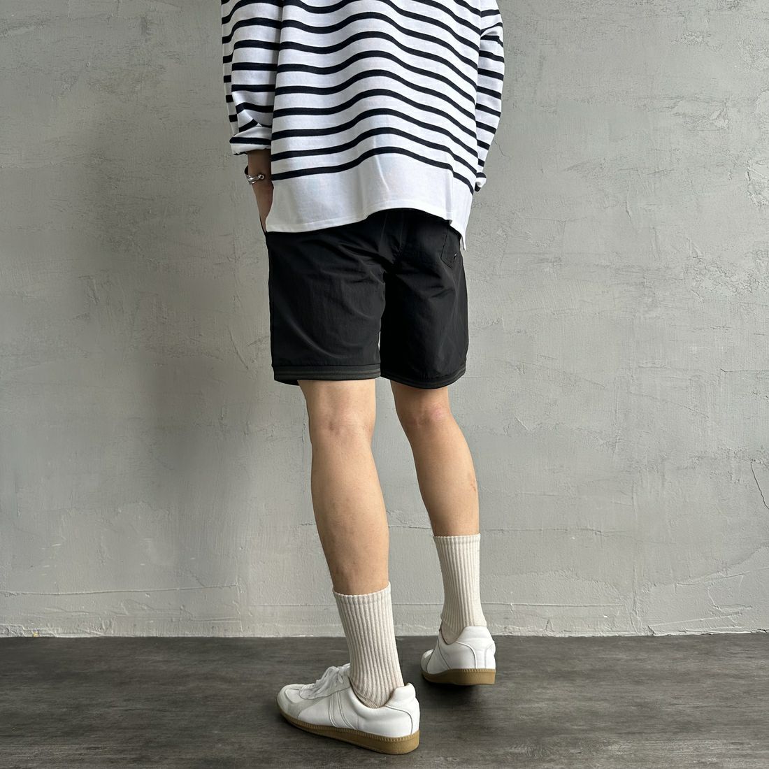 FRED PERRY [フレッドペリー] 別注 ワンポイントロゴ刺繍ショートパンツ [FPM-25S-001-JF] BLK/GRN &&モデル身長：179cm 着用サイズ：M&&