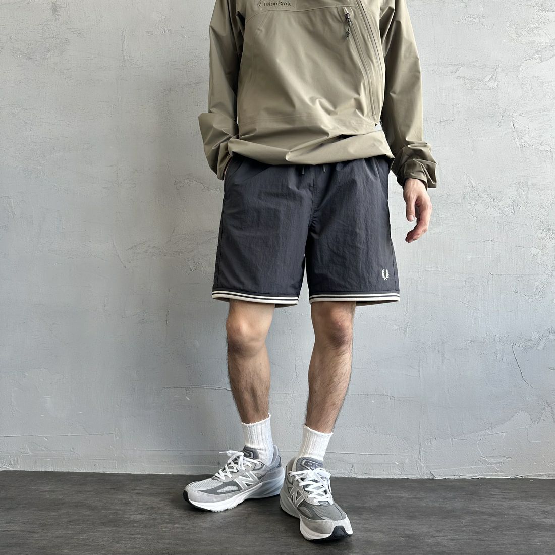 FRED PERRY [フレッドペリー] 別注 ワンポイントロゴ刺繍ショートパンツ [FPM-25S-001-JF] GRY/OAT &&モデル身長：168cm 着用サイズ：M&&