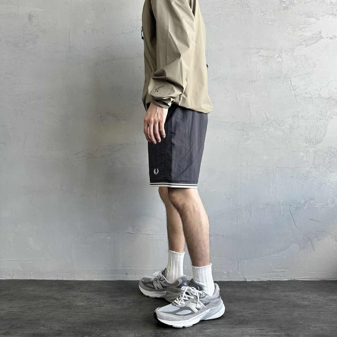 FRED PERRY [フレッドペリー] 別注 ワンポイントロゴ刺繍ショートパンツ [FPM-25S-001-JF] GRY/OAT &&モデル身長：168cm 着用サイズ：M&&