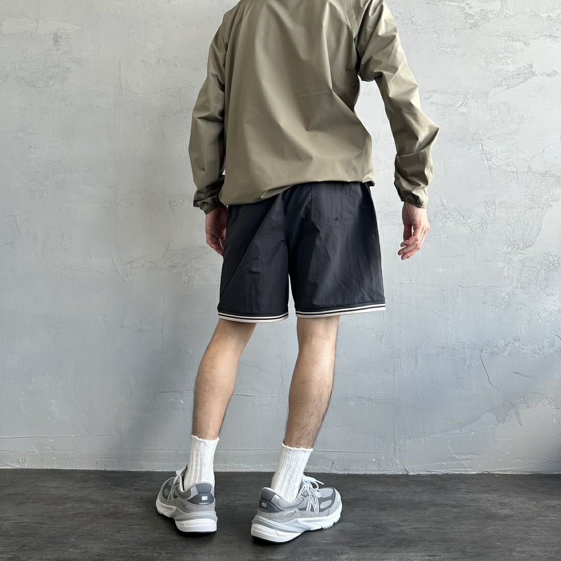 FRED PERRY [フレッドペリー] 別注 ワンポイントロゴ刺繍ショートパンツ [FPM-25S-001-JF] GRY/OAT &&モデル身長：168cm 着用サイズ：M&&