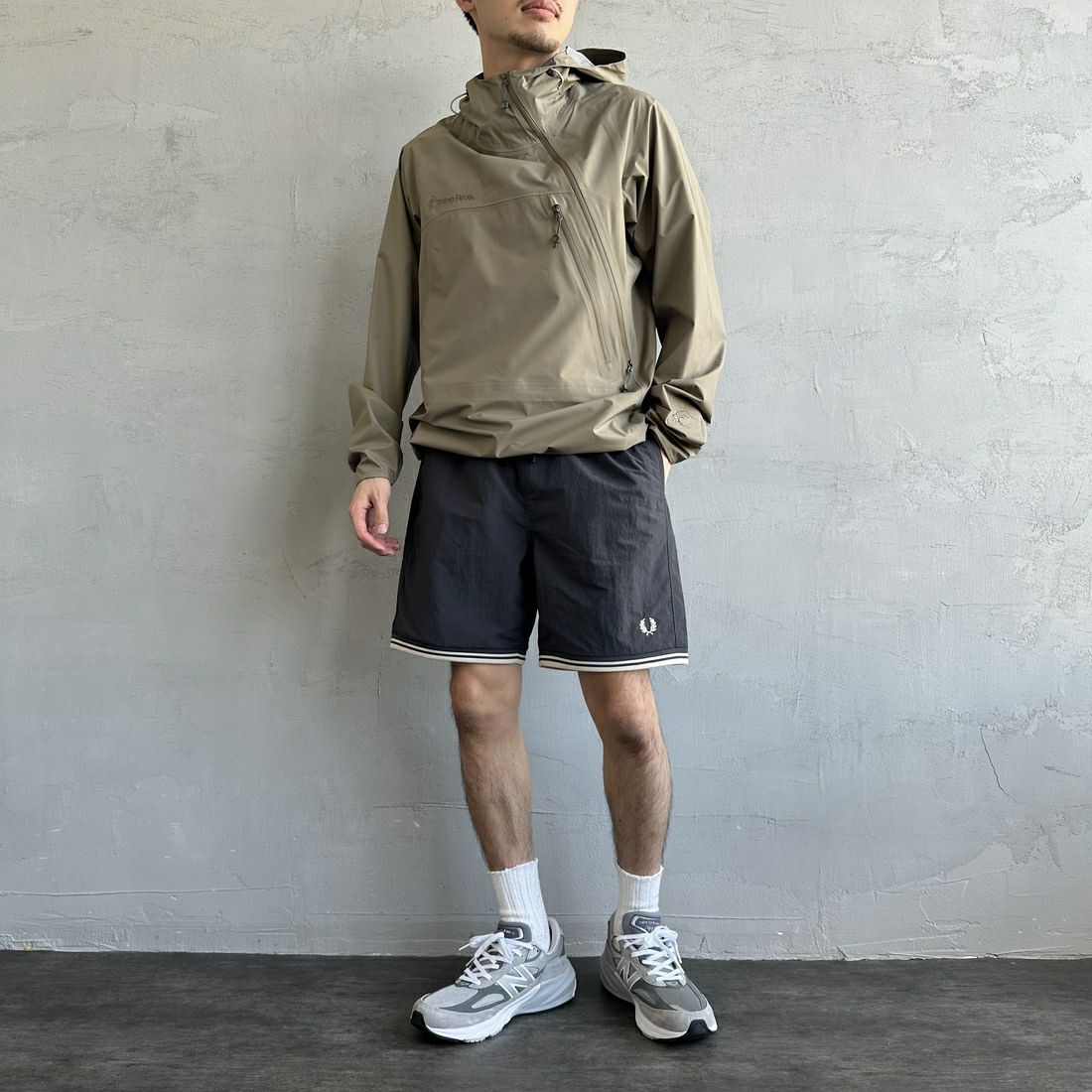 FRED PERRY [フレッドペリー] 別注 ワンポイントロゴ刺繍ショートパンツ [FPM-25S-001-JF] GRY/OAT &&モデル身長：168cm 着用サイズ：M&&