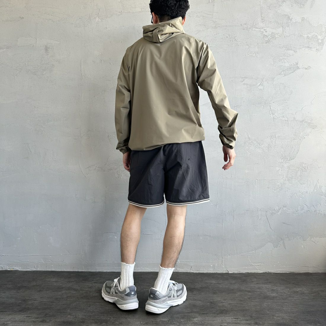 FRED PERRY [フレッドペリー] 別注 ワンポイントロゴ刺繍ショートパンツ [FPM-25S-001-JF] GRY/OAT &&モデル身長：168cm 着用サイズ：M&&