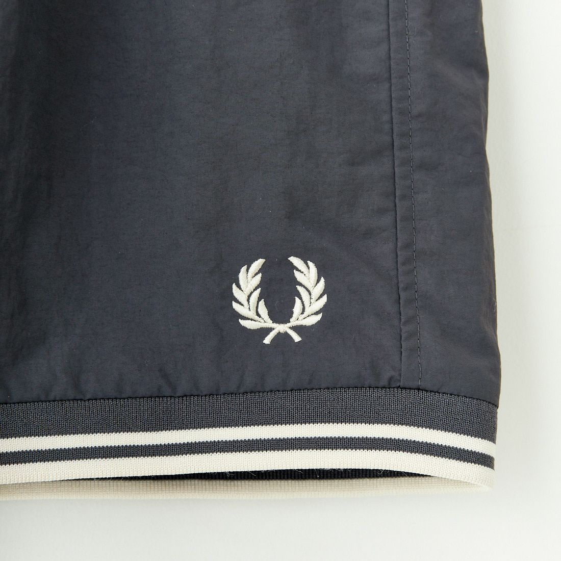 FRED PERRY [フレッドペリー] 別注 ワンポイントロゴ刺繍ショートパンツ [FPM-25S-001-JF] GRY/OAT