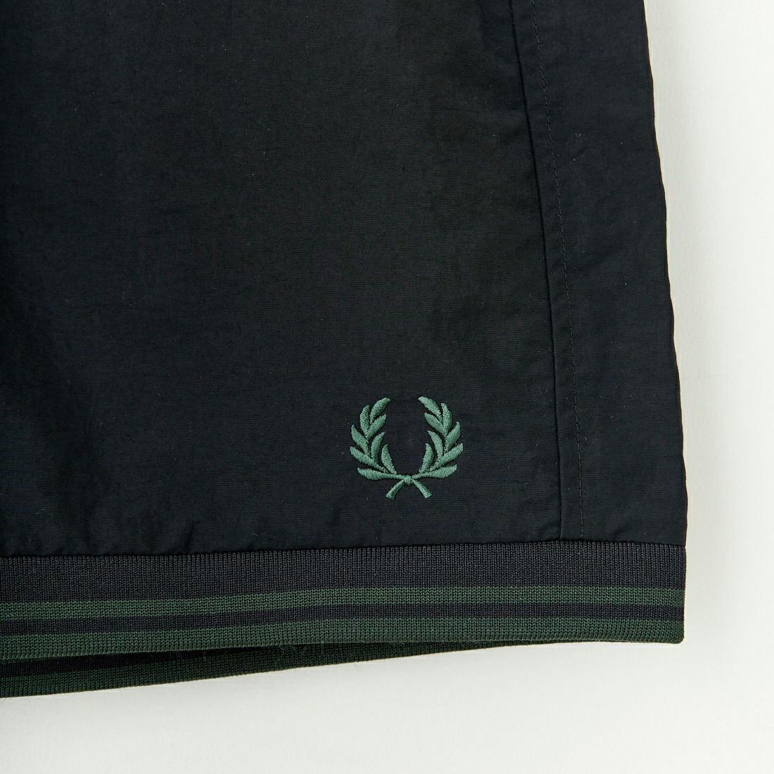 FRED PERRY [フレッドペリー] 別注 ワンポイントロゴ刺繍ショートパンツ [FPM-25S-001-JF] BLK/GRN