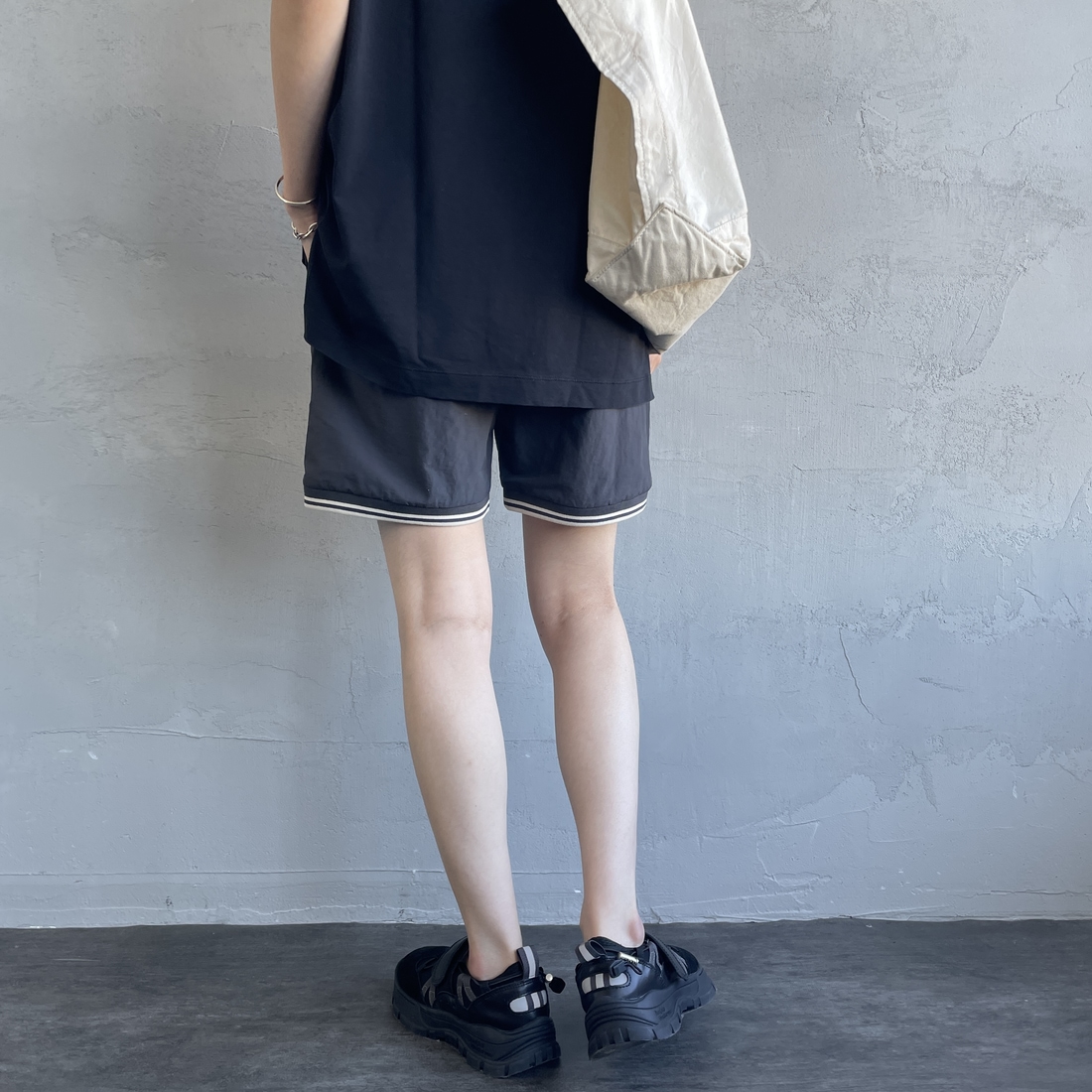 FRED PERRY [フレッドペリー] 別注 ワンポイントロゴ刺繍ショートパンツ [FPM-25S-001-JF] GRY/OAT &&モデル身長：160cm 着用サイズ：XS&&